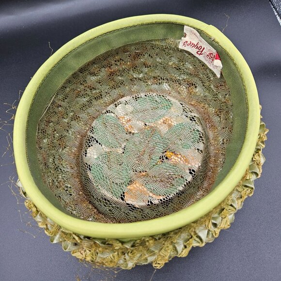 Vintage 1950s Pogues Cincinnati Floral Trim Pill Hat With Netting & Faux Fruit A - Picture 4 of 5